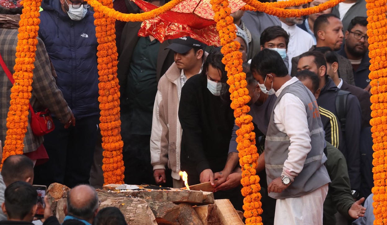 पिताको बिदाइमा भावविह्वल बालेन